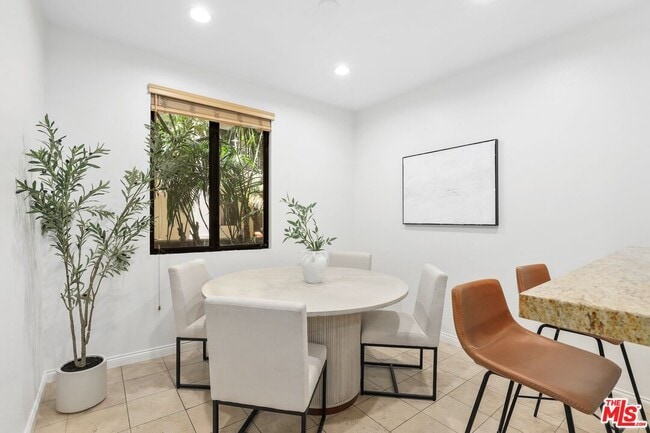 Building Photo - 5625 Crescent Park W