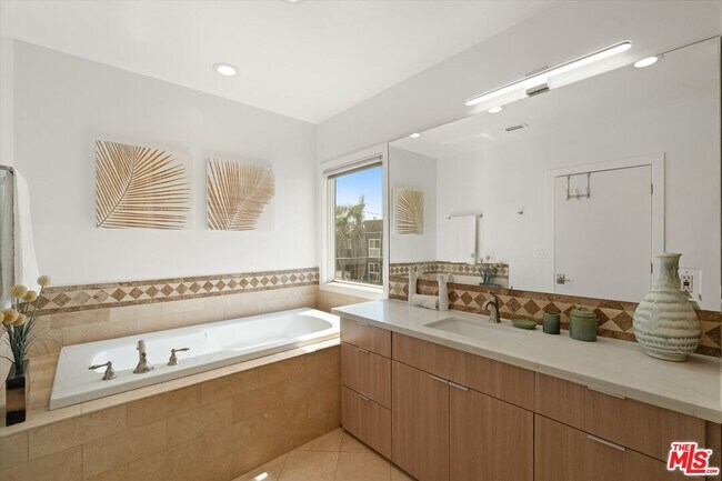 Building Photo - 6419 Ocean Front Walk