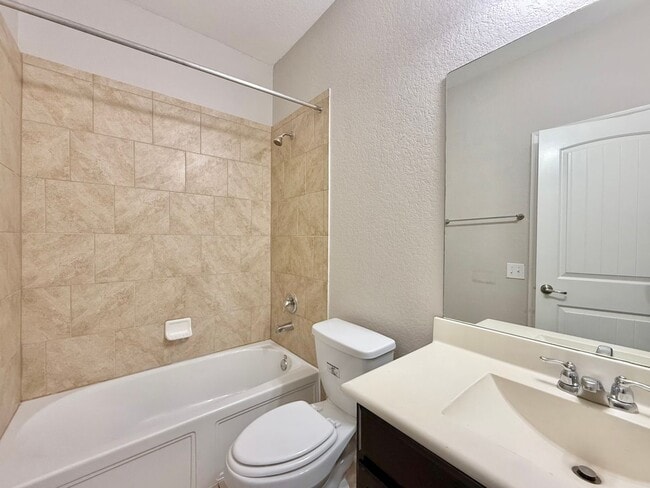 Building Photo - Northeast Crossing Neighborhood. Close to ...