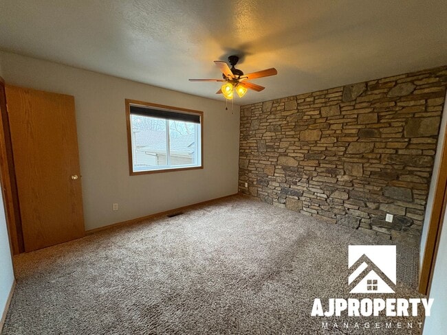 Building Photo - 5509 S Sarmar Ave