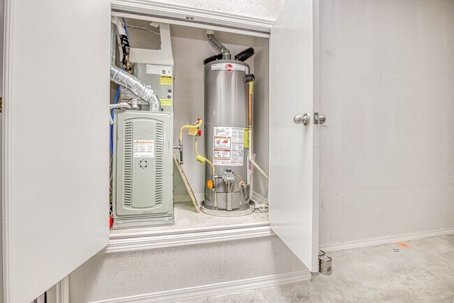 Building Photo - Eastside area for Short or Long Term Rental(Completely Furnished) Beautiful 4 bed/2 baths