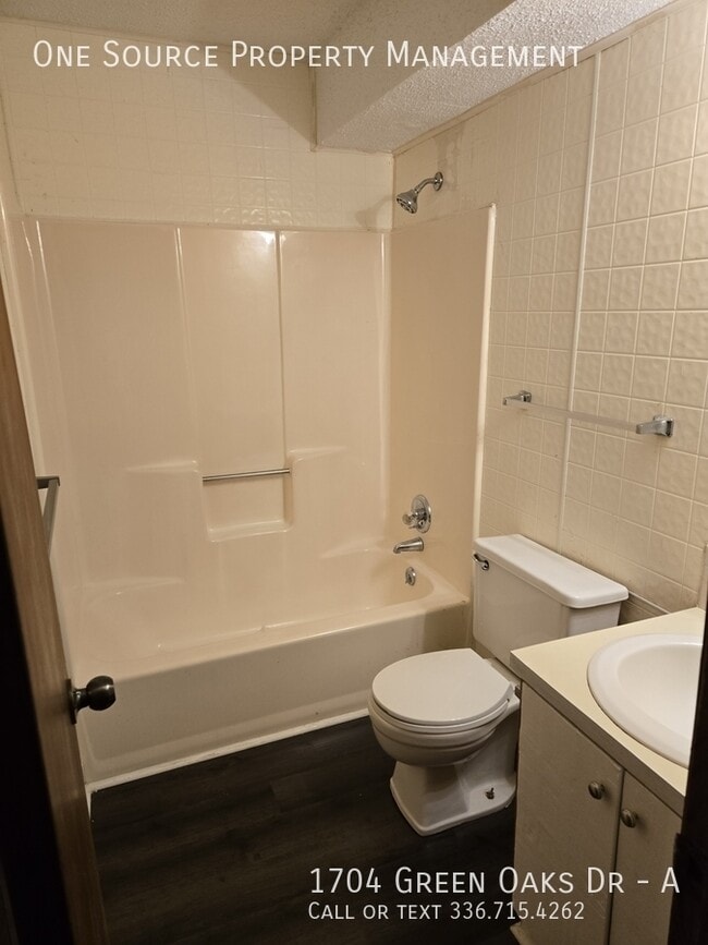 Building Photo - 1704 Green Oaks Dr SE