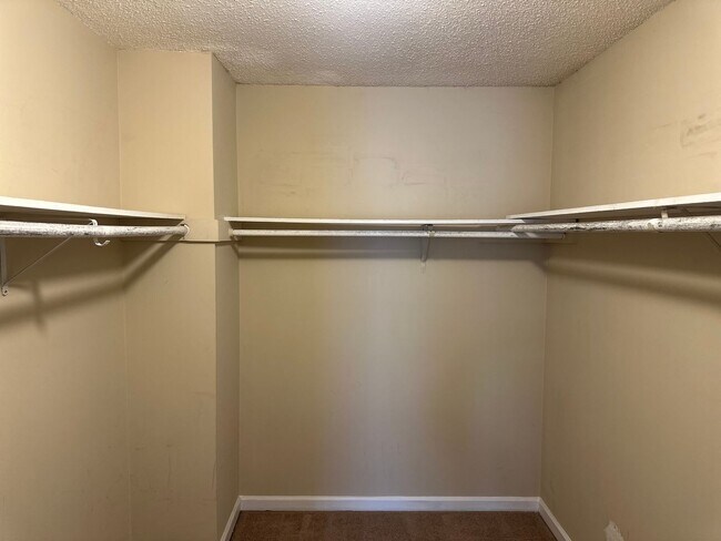 Building Photo - Large 4BR in Marietta
