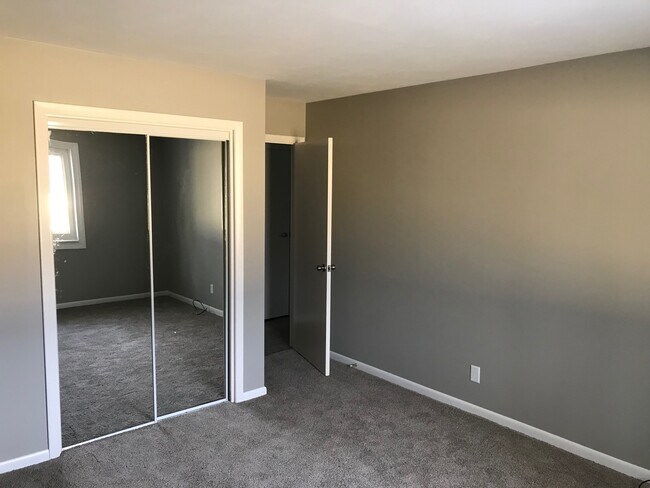 Building Photo - 435 E Woodlawn Pl