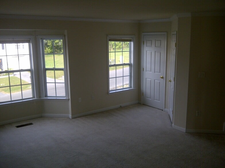 Building Photo - 46 Dunrobin Dr