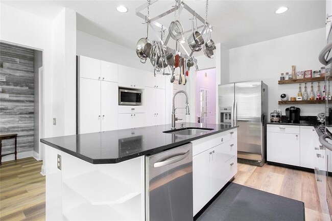 Building Photo - 8555 Abbotsbury Dr
