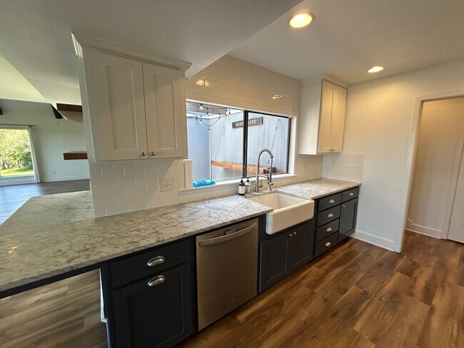 Building Photo - Beautiful Home with Beautiful Views