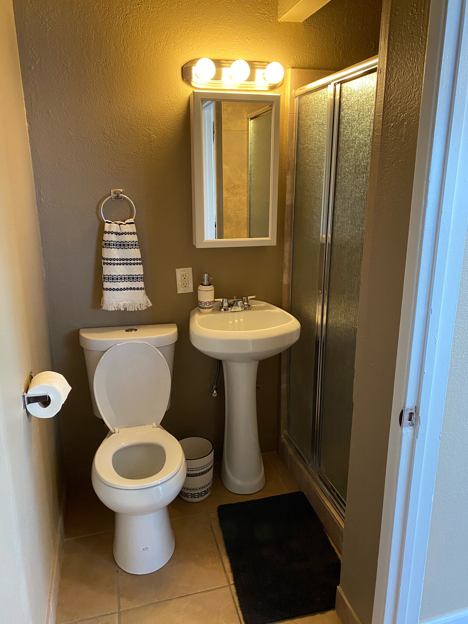 Studio Bathroom - Palm Villas Apartments