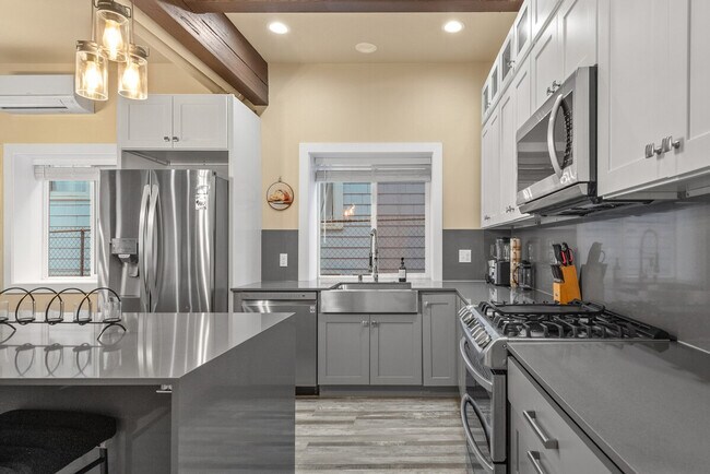 Building Photo - 917A 17th Ave