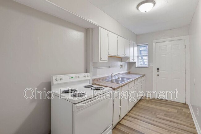 Building Photo - 987 Lilley Ave