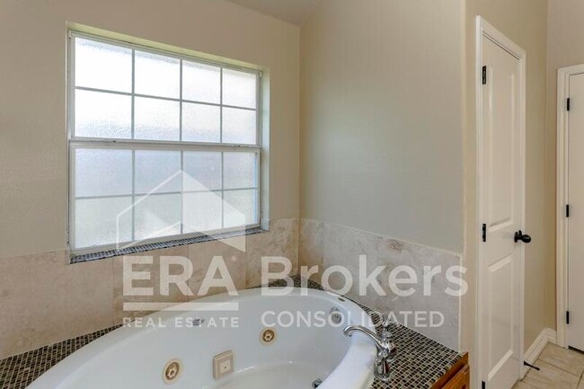 Building Photo - 2013 Drawbridge Dr