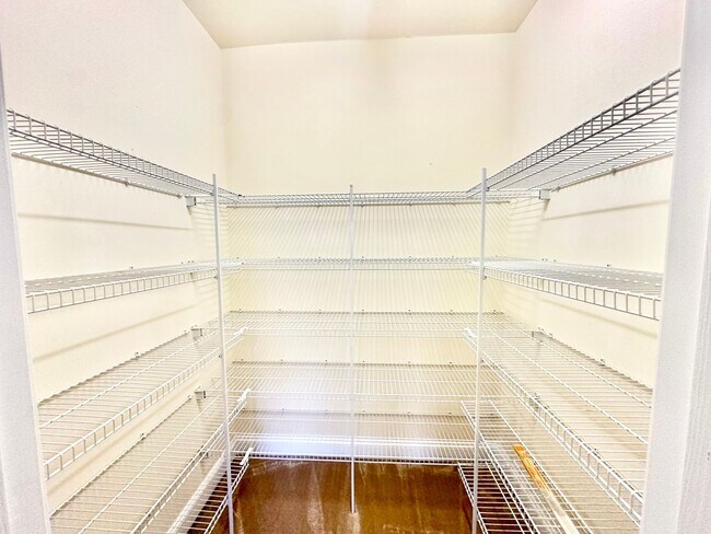 Building Photo - 715 Fairway Point Dr