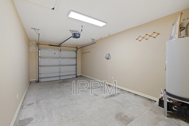 Building Photo - 1825 Treasure Oaks Dr