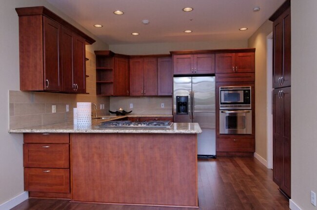 Building Photo - 2bd/2ba Bellevue Condo