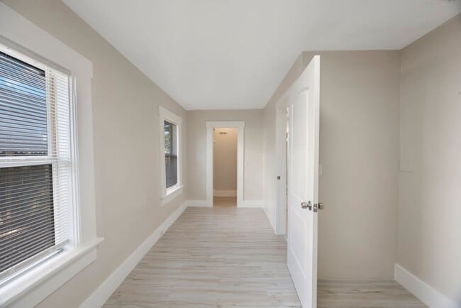 Building Photo - Spacious 2bdrm/1bath home with detached ga...