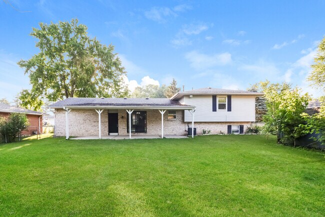 Building Photo - Spacious 4-bedroom Home in Fairfield, OH