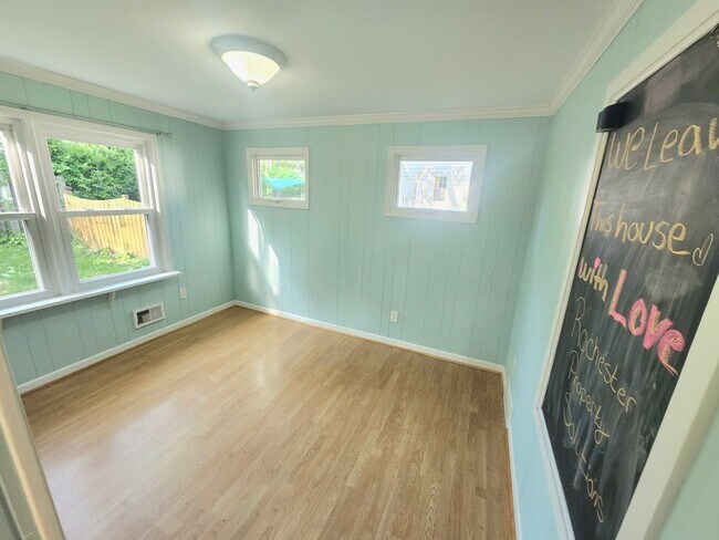Building Photo - Spacious 4bd apt | Laundry hooks ups | Off street parking