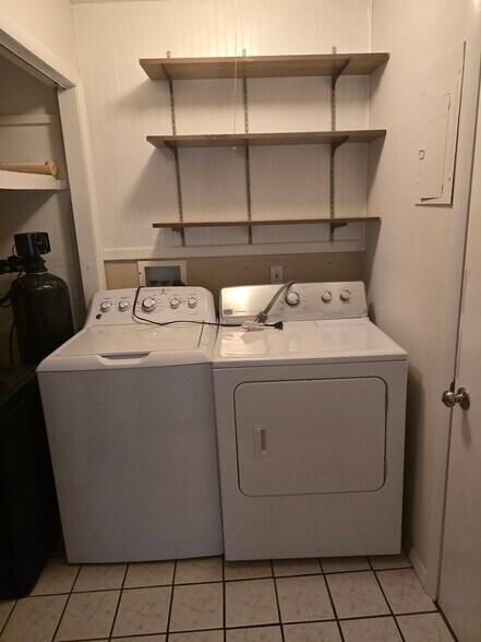 laundry - 8570 Country Club Dr