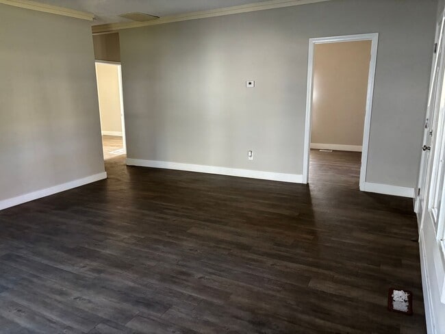 Building Photo - Charming 3-Bedroom Home Near the Park – Pe...