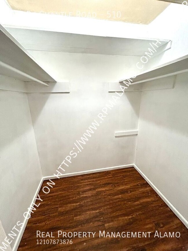 Building Photo - Studio / 1 Bathroom Upstairs Unit Near Bal...