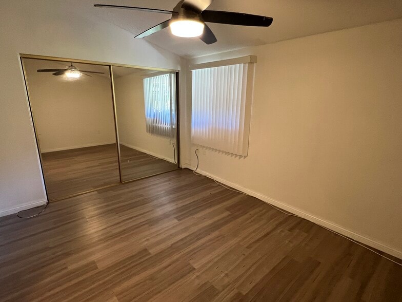 Master Bedroom w Mirror Closet Doors - 19156 Avenue of the Oaks