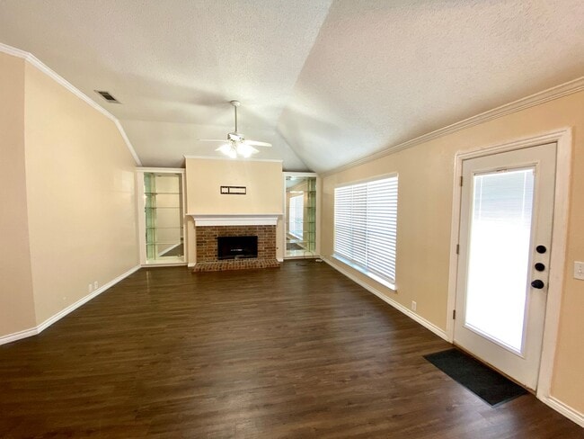 Building Photo - Introducing this inviting 3-bedroom, 2-bat...