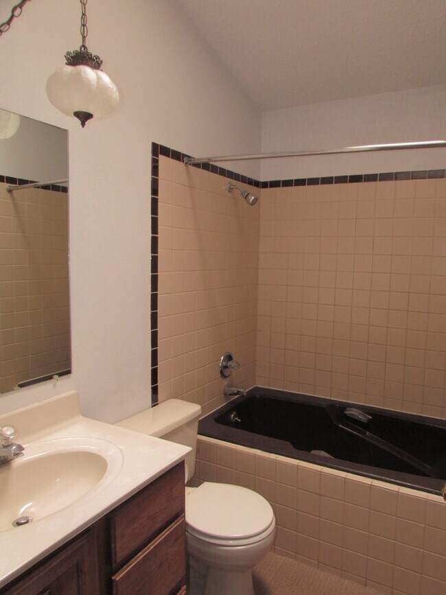 Building Photo - 3 BEDROOM | 2 BATH | DUPLEX | WEST