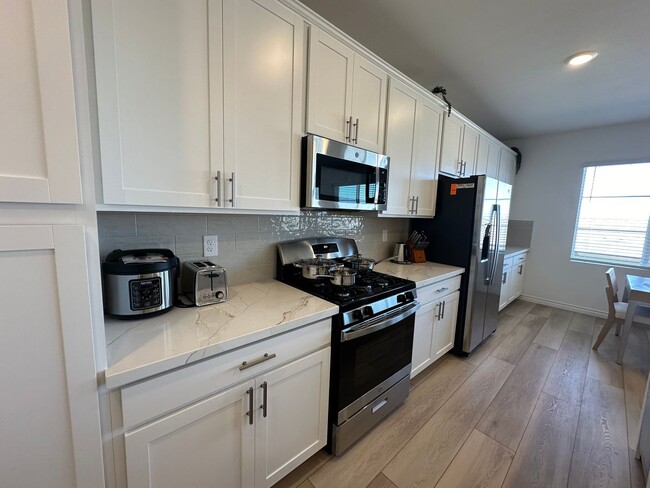 Building Photo - Fully furnished 55+ townhome with attached...