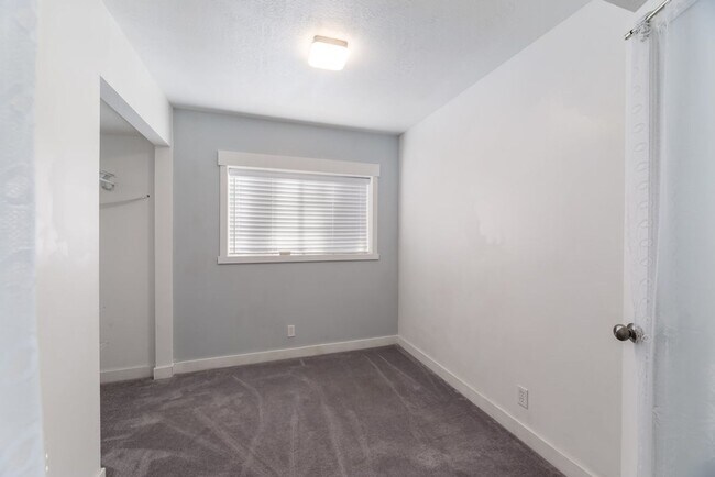 Building Photo - Updated Condo In Excellent Location!