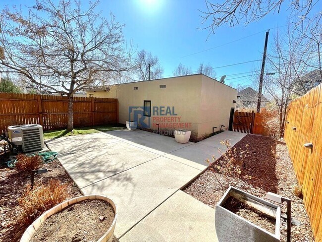 Building Photo - 233 S Pearl St