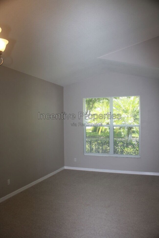 Building Photo - 817 Lakeworth Cir