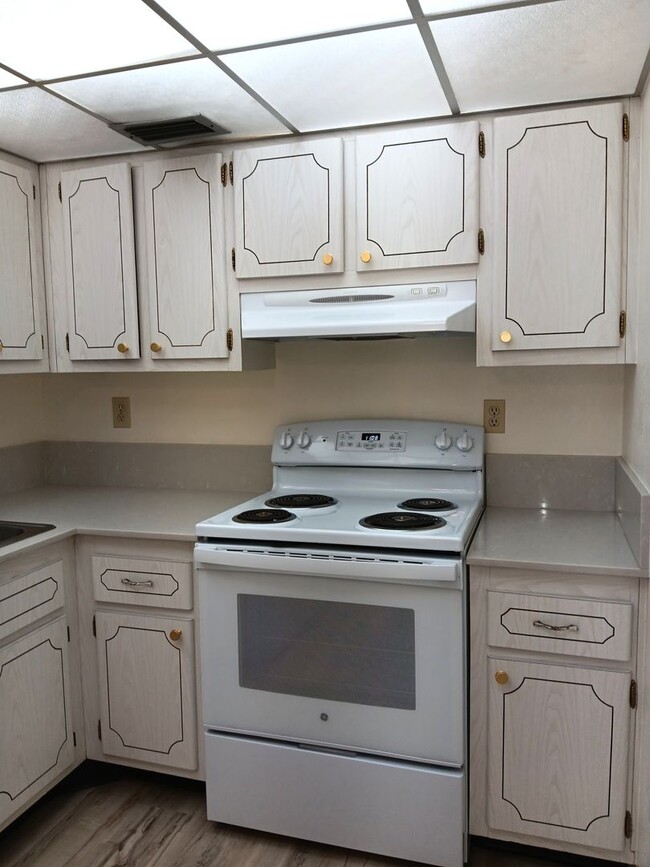 Building Photo - Nice, clean, one-bedroom ground floor unit