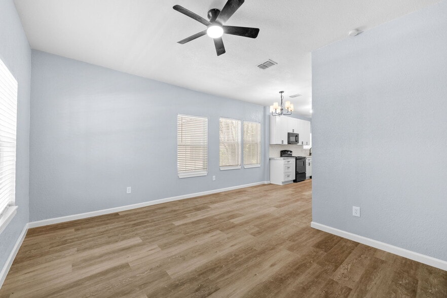 Building Photo - 523 Bailey Ave