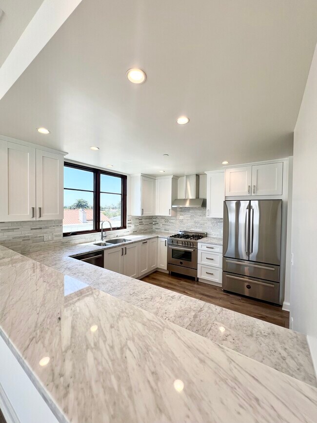 breakfast bar view kitchen - 859 S Lucerne Blvd