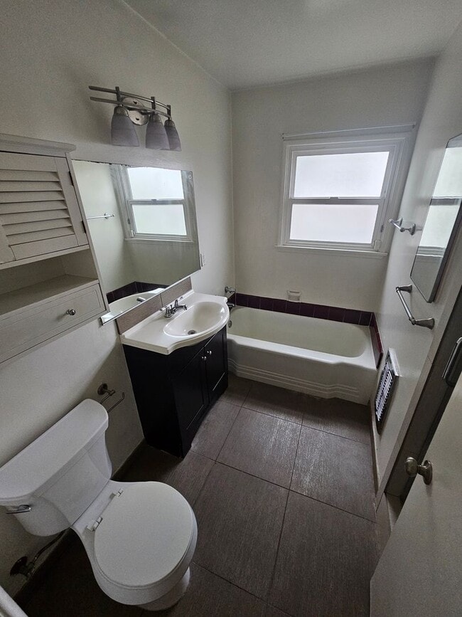 Building Photo - Flight Ave