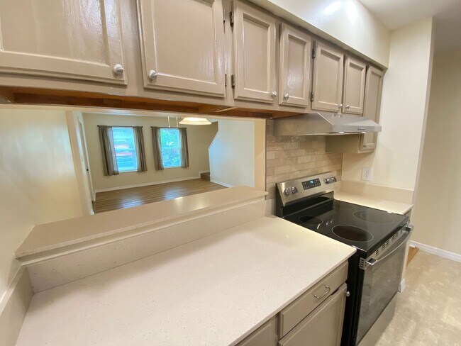 Building Photo - Wow! 2 bedroom, 2.5 bath, two story townho...