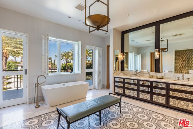 Building Photo - 618 N Beverly Dr