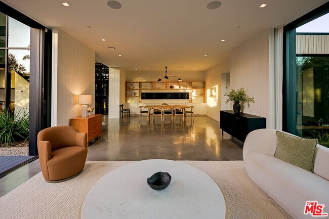 Building Photo - 901 Flower Ave