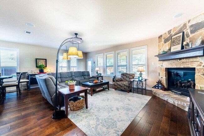 Building Photo - 810 Miramar Dr