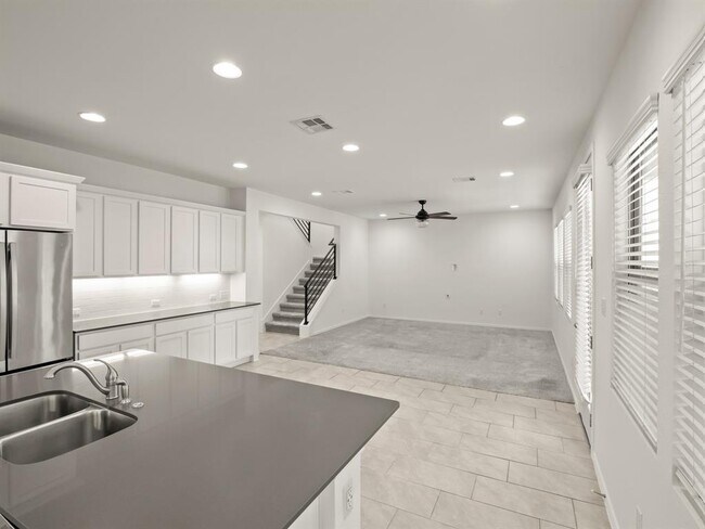 Building Photo - 605 Golden Glory Rd