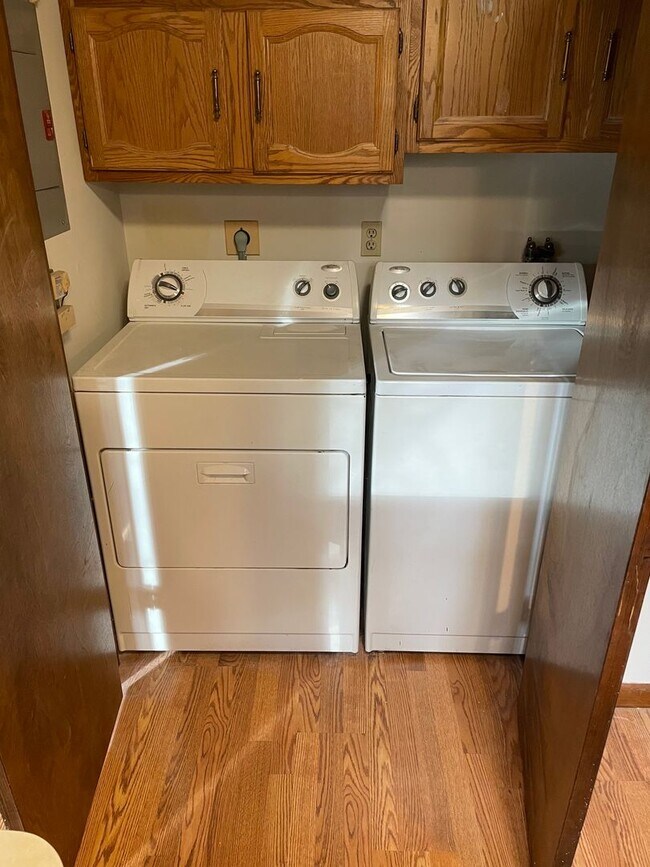 Building Photo - Plainville Woods Condo