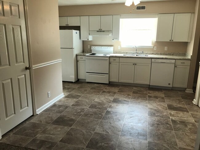 Building Photo - 2563B Carriage Dr