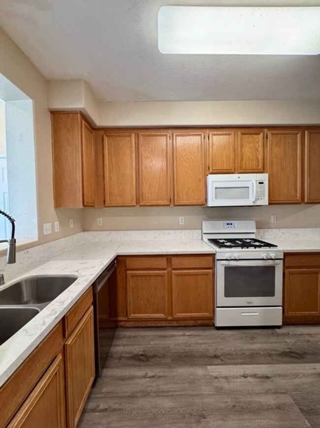 Building Photo - Beautiful and Spacious 3 Bedroom 2.5 Bath ...