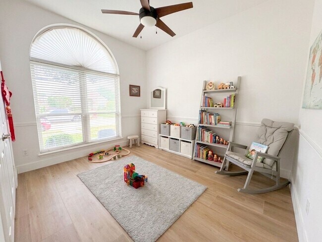 Building Photo - Beautiful single-story home for lease