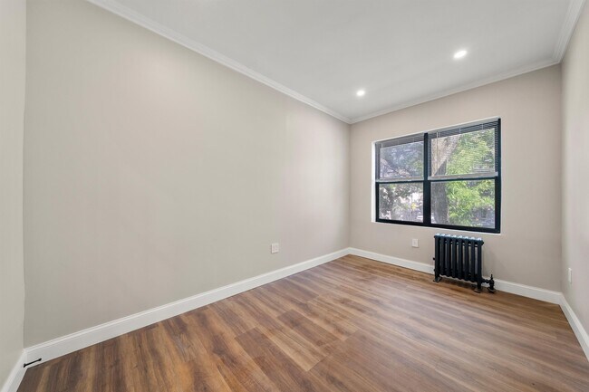Building Photo - 219 Mallory Ave