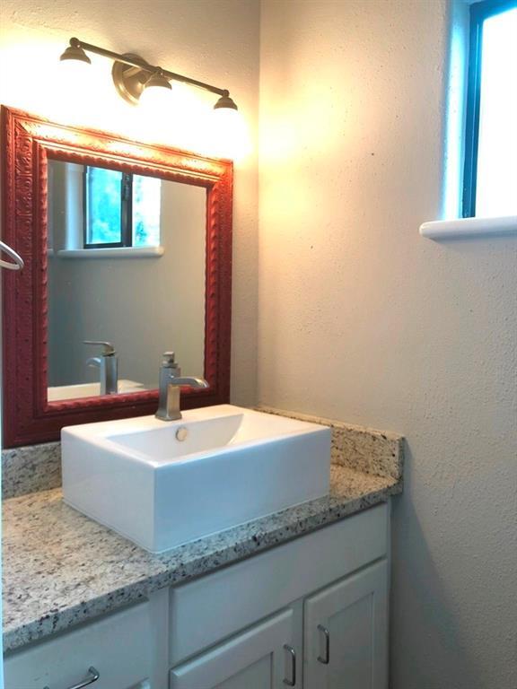 Building Photo - 2202 East Side Dr