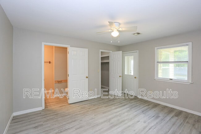 Building Photo - 205 White Oak Dr NE
