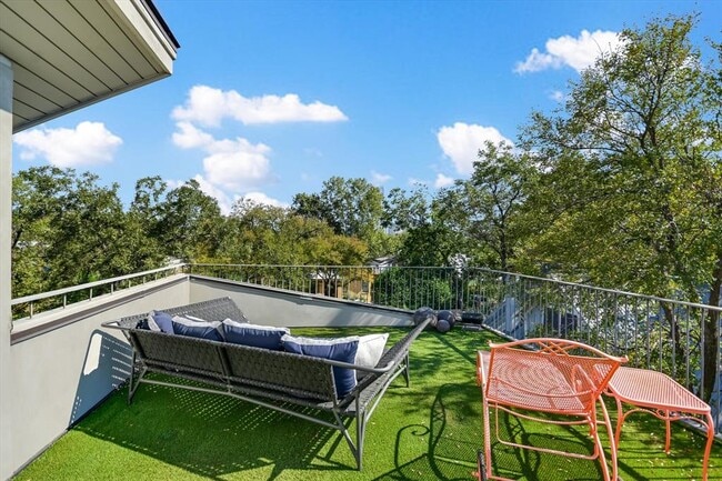 Building Photo - 1006 Elm St