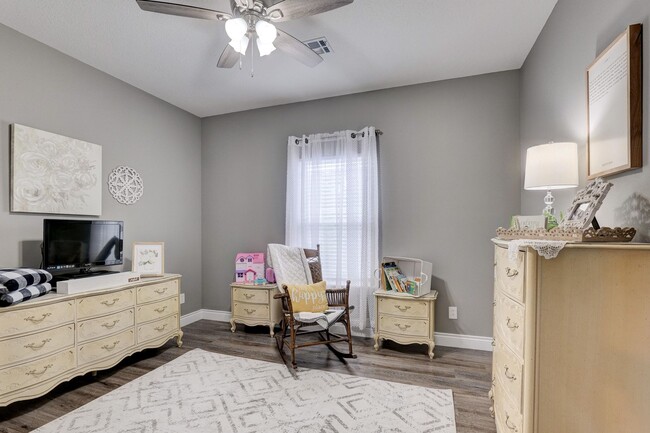 Building Photo - New Unit now available for lease! Modern 2...