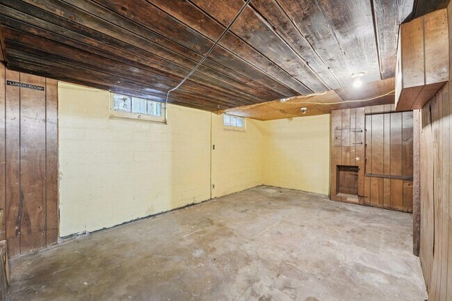 Building Photo - 661 Surrey Ave E